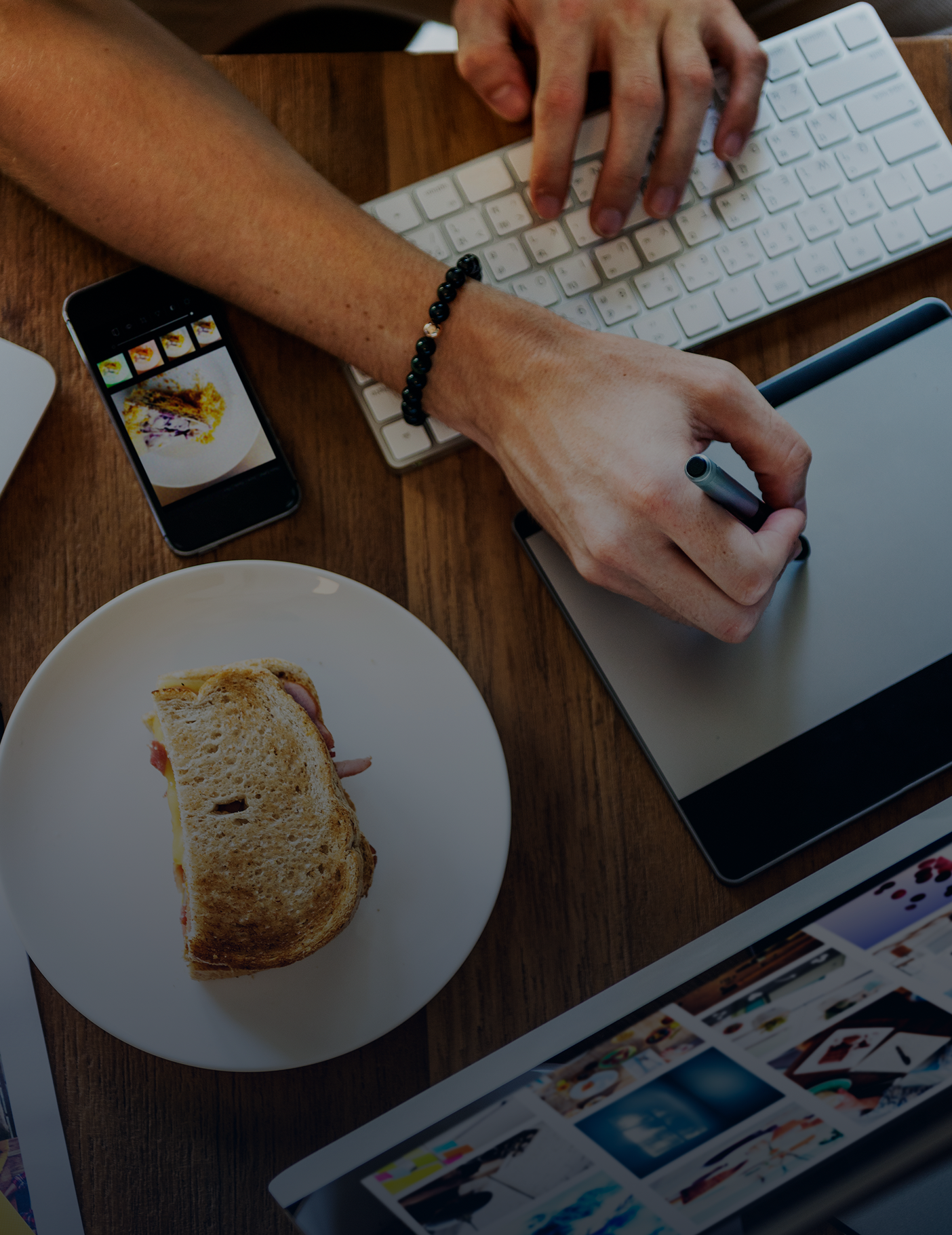 closeup-de-mao-usando-o-mouse-caneta-trabalhando-com-computador-na-mesa-de-madeira 1