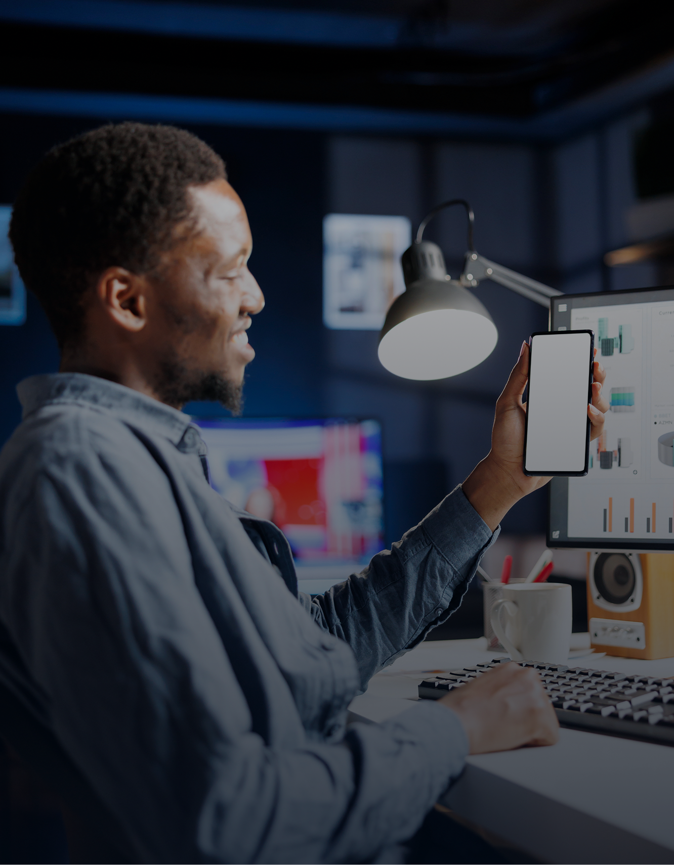 jovem-freelancer-examina-tela-branca-no-smartphone 1